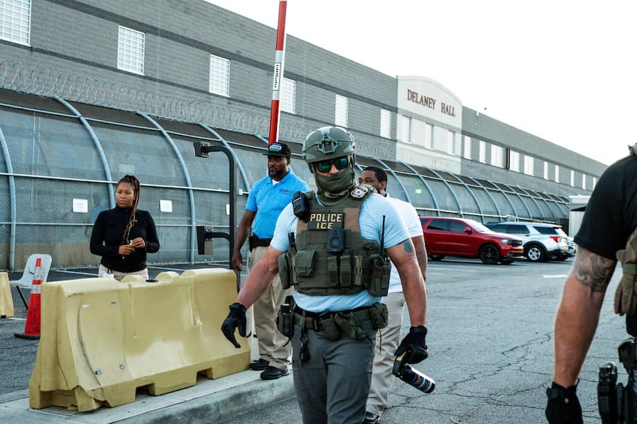 Un agente de ICE porta gas pimienta durante una protesta en el centro de detención Delaney Hall por la muerte del migrante Edwin Jovanny López Cornejo, en Newark, Nueva Jersey.