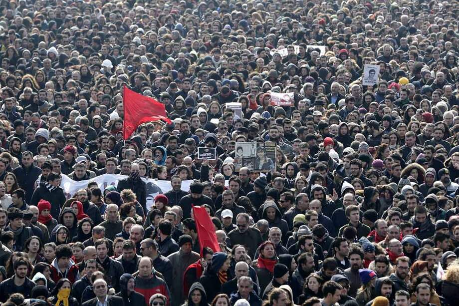 Centenares de personas marchan junto al féretro de Berkin Elvan durante el funeral del adolescente. / EFE