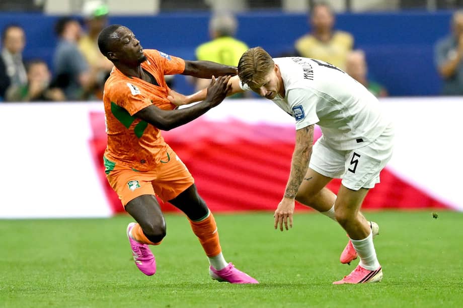 Nicolas Pepe, jugador de Costa de Marfil, y David Moller, jugador de Noruega.