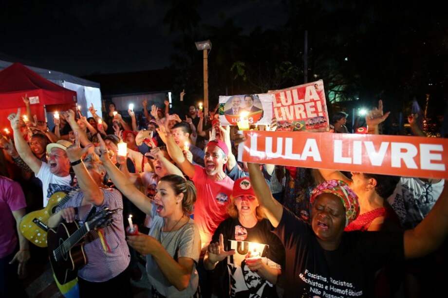 Seguidores de Lula, favorito en las encuestas para la Presidencia de Brasil, protestan por la decisión de la Corte. / AFP