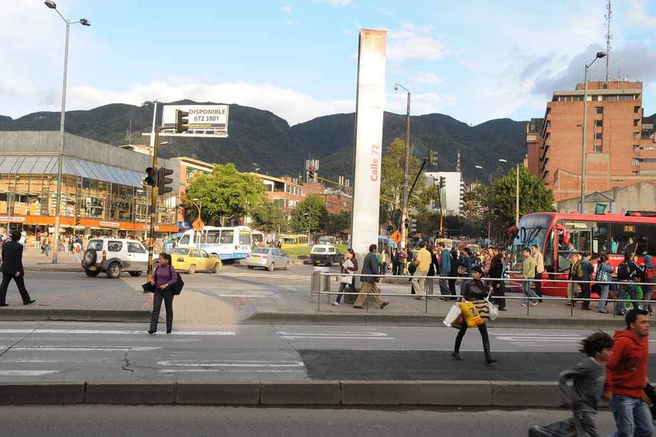 En la calle 72, una de las más congestionadas en horas pico, se proyecta establecer una de las zonas para el proyecto de cobros por congestión. / Archivo