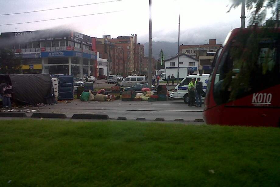 Así quedó el camión volcado en la Autopista Norte, que transportaba frutas y verduras / Paula Castillo