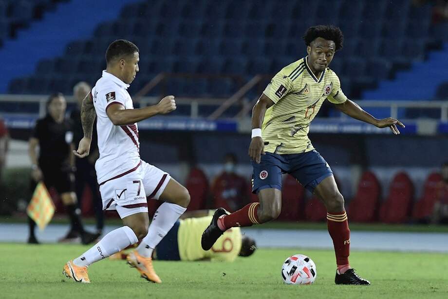Darwín Machís, jugador de Venezuela, y Juan Guillermo Cuadrado, volante colombiano.