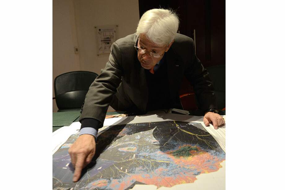 El sistema Watex mapea las zonas a partir de imágenes satelitales que indican el lugar de los acuíferos subterráneos. Alain Gachet señala el mapa de África, donde encontró agua. / Pamela Aristizábal