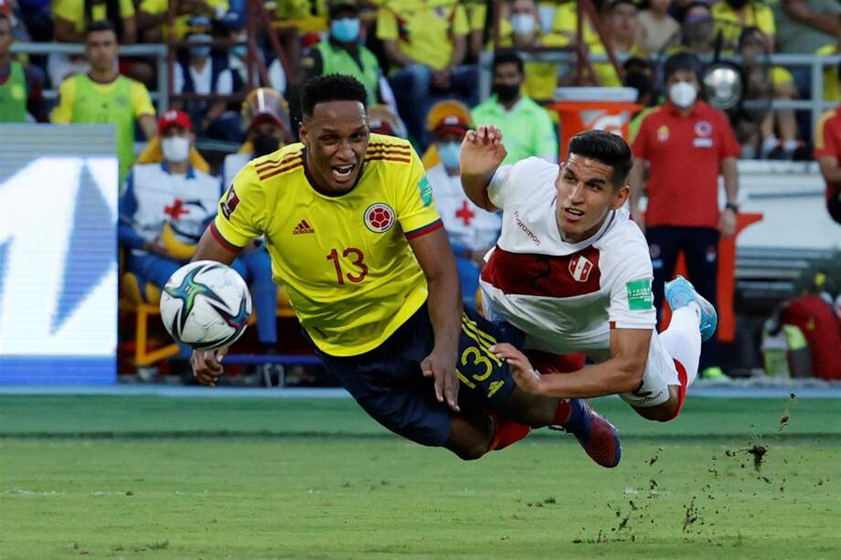Yerry Mina (izq.) durante el partido de este viernes contra Perú.