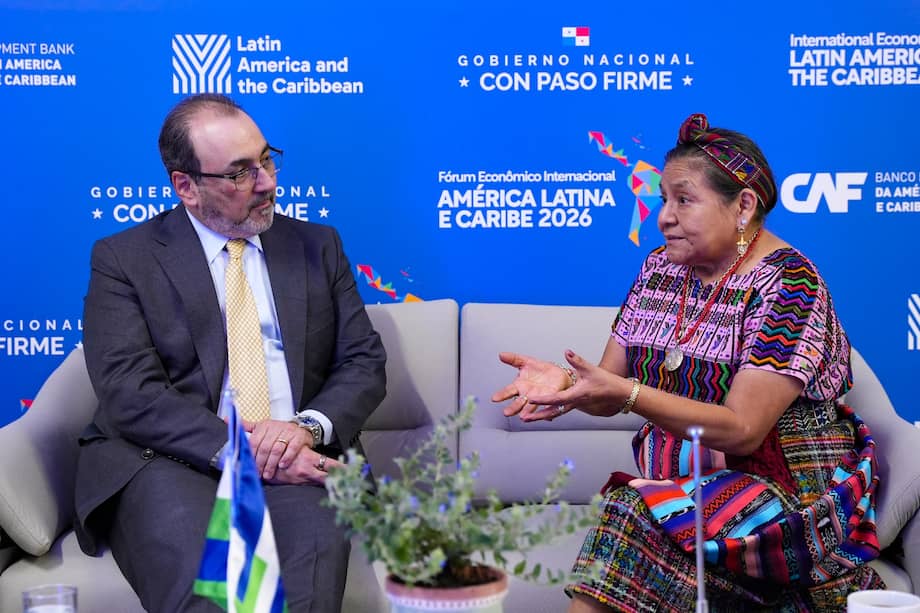 Rigoberta Menchú, líder indígena guatemalteca y Premio Nobel de la Paz, fue una de las invitadas destacadas del evento. La acompaña en la foto Sergio Díaz-Granados, presidente ejecutivo de CAF.