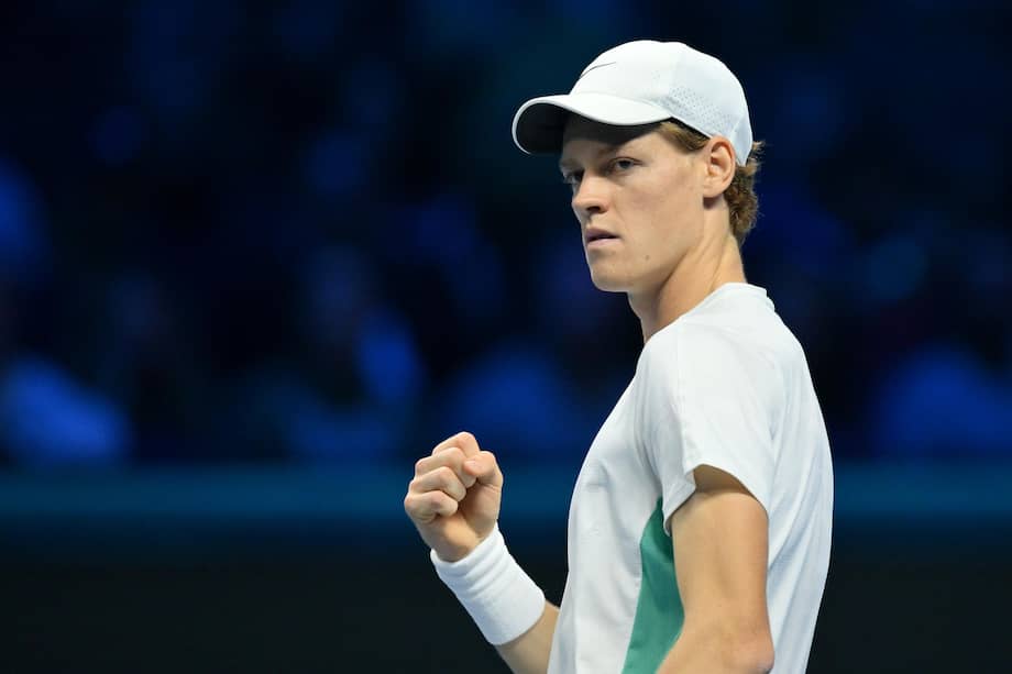 Jannik Sinner celebra en su partido ante Novak Djokovic en las ATP Finals en Italia.