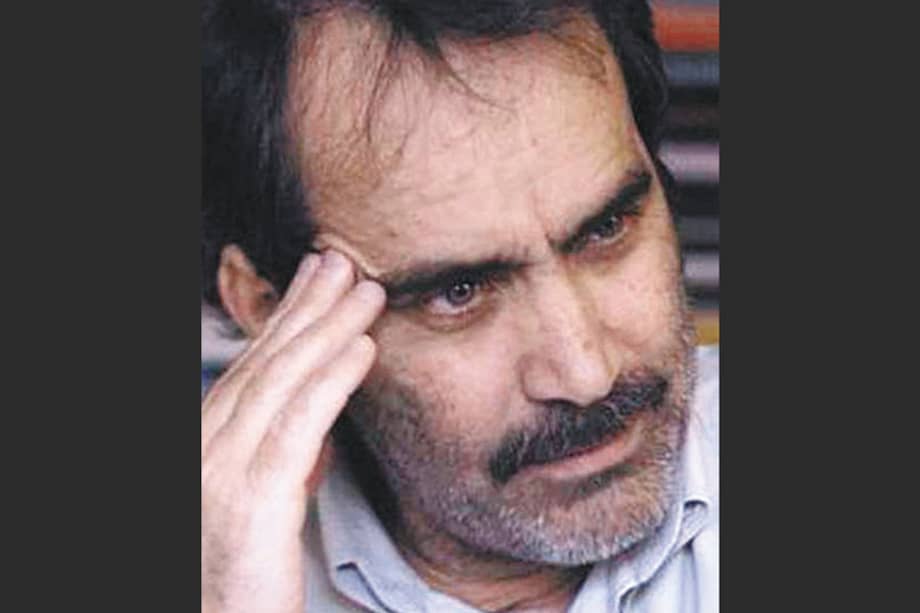 Rafael Baena (Sincelejo, 1956 - Bogotá, 14 de diciembre de 2015) fue reportero y editor de medios de comunicación como el Diario del Caribe, las revistas Antena, Cambio 16 y Cromos, el diario El Espectador, el noticiero de televisión Noticias Uno y la revista Credencial. “Memorias de derrotas” está escrita en clave autobiográfica: Marcelo es un reconocido editor que enfrenta una grave afección pulmonar. Eloísa, su exesposa, es ahora la mujer de Juan Eugenio Cavadía, un talentoso autor de novelas históricas al que Marcelo edita, pero sobre todo envidia por haberse quedado con la mujer a la que él todavía ama.