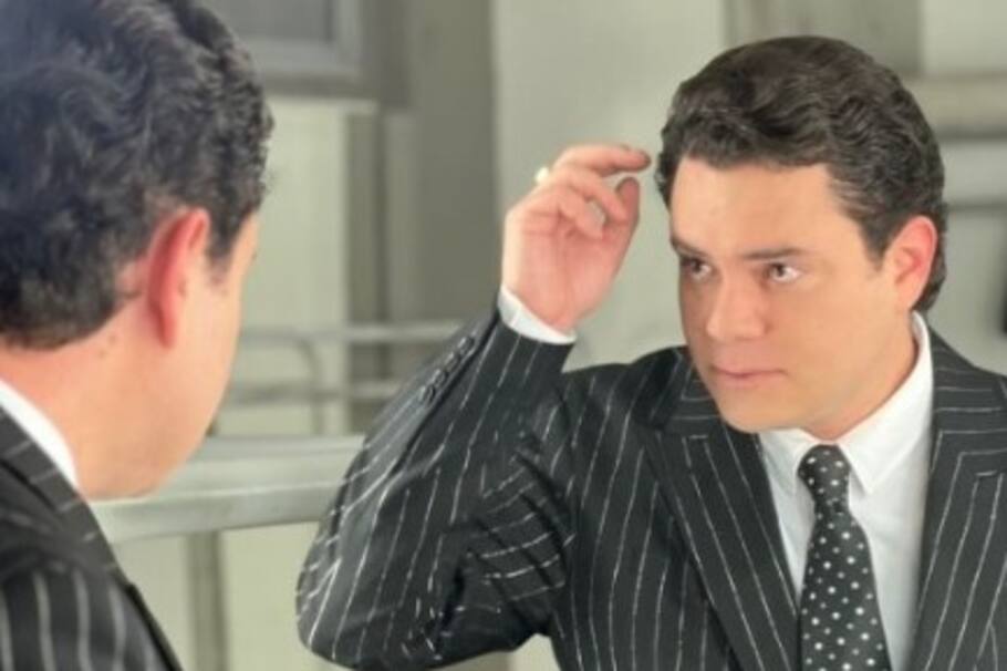 El imitador de José José fue atacado por el hijo mayor del cantante original.