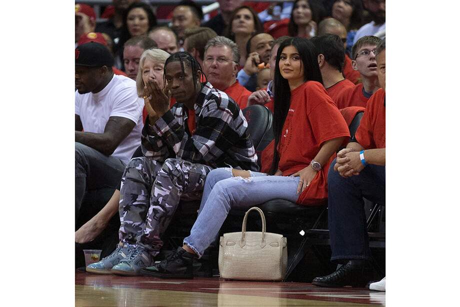 Kylie Jenner y su novio, el rapero Travis Scott. / AFP