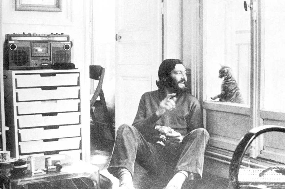 Julio Cortázar en su estudio, acompañado de un gato, su animal preferido. El escritor argentino murió hace 30 años en París. / Archivo
