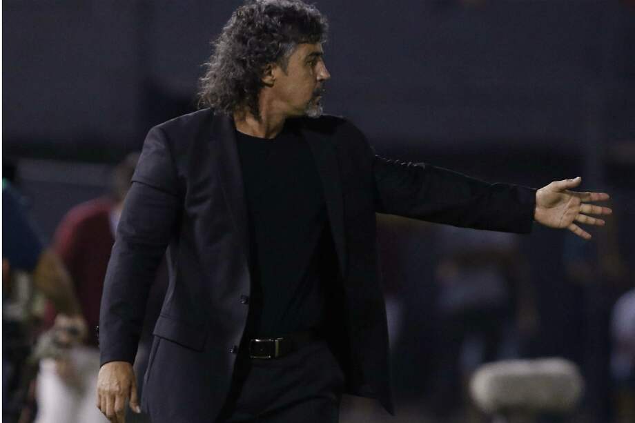 El técnico colombiano Leonel Álvarez celebra su título con Cerro Porteño. / EFE