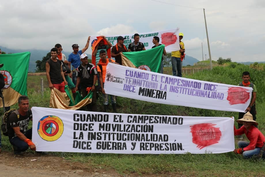 Los campesinos usaron sacos con tierra para habilitar vías de movilización. / Asociación Minga