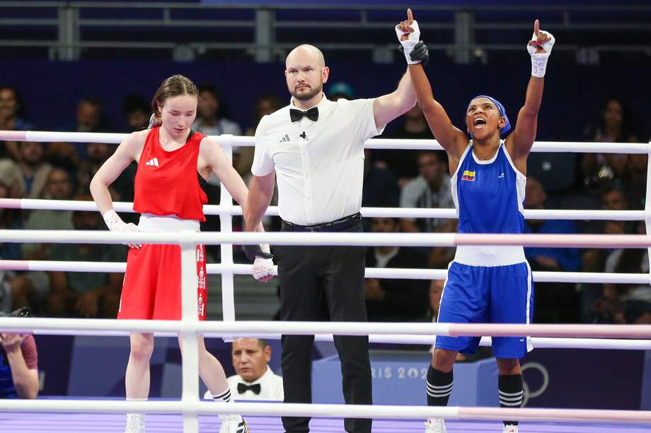 Ingrit Valencia (uniforme azul), logró su segunda victoria en los Juegos Olímpicos de París 2024.