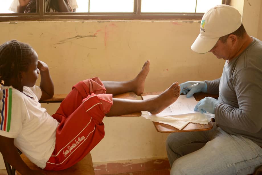 Comprobación de la presencia de "T. penetrans" en los pies de un niño. La Alianza, Municipio de El Tambo, Cauca, Colombia.
