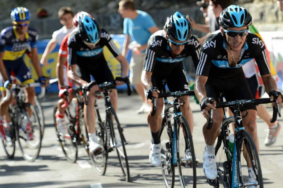 Los colombianos Sergio Luis Henao (der.) y Rigoberto Urán pusieron el ritmo en el ascenso de ayer. /Teamsky.com