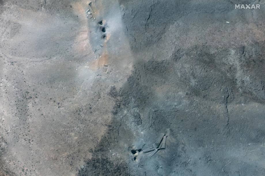 Una imagen satelital facilitada por Maxar Technologies muestra un primer plano de los agujeros y cráteres en una cresta en la planta subterránea de enriquecimiento de uranio de Fordo tras los ataques aéreos estadounidenses, en Irán, el 22 de junio de 2025.