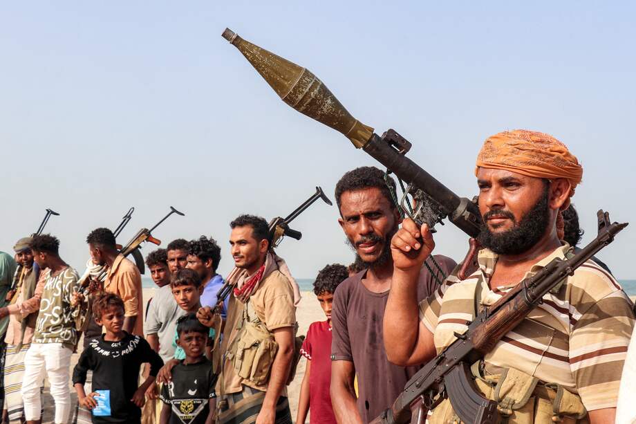 Combatientes que apoyan al gobierno yemení reconocido internacionalmente con sede en Adén se reúnen durante una vigilia a lo largo de la costa del Mar Rojo en Khokha, en Yemen.