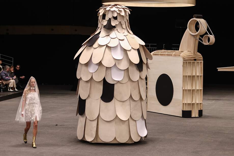 En la ropa, destacó el blanco impoluto que la directora creativa, Virginie Viard.