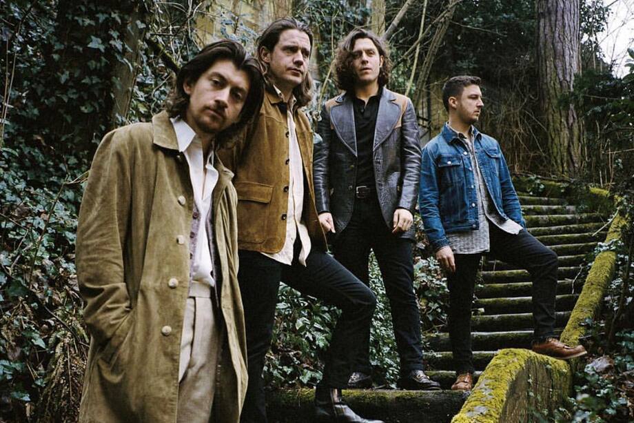 Banda británica de rock, formada en Sheffield, Reino Unido.3 El grupo está compuesto por el guitarrista principal y vocalista Alex Turner , el guitarrista Jamie Cook, el baterista Matt Helders, y con Nick O'Malley en el bajo.