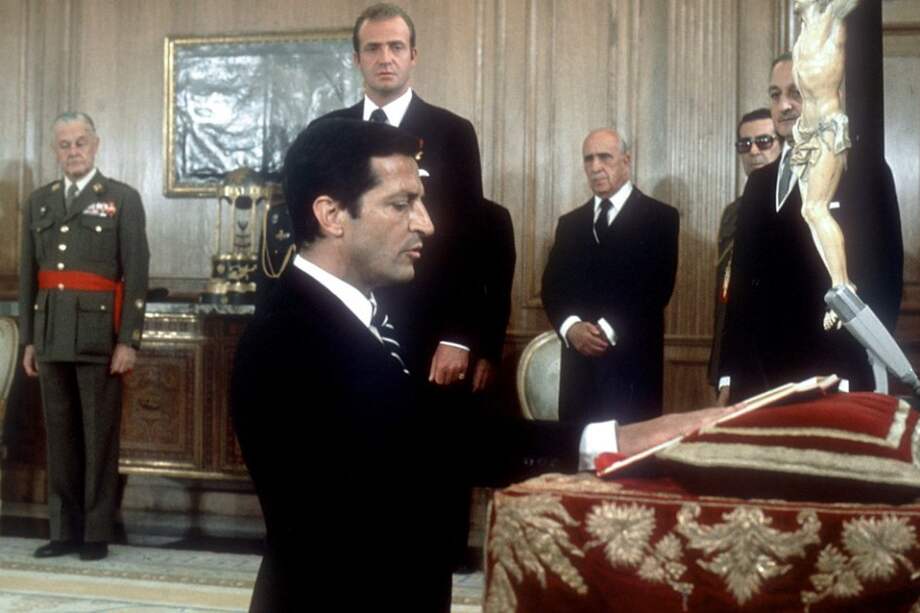 Fotografía de archivo de Adolfo Suárez jurando su cargo como presidente del Gobierno ante el Rey Juan Carlos, en un acto celebrado en el Palacio de la Zarzuela./ EFE