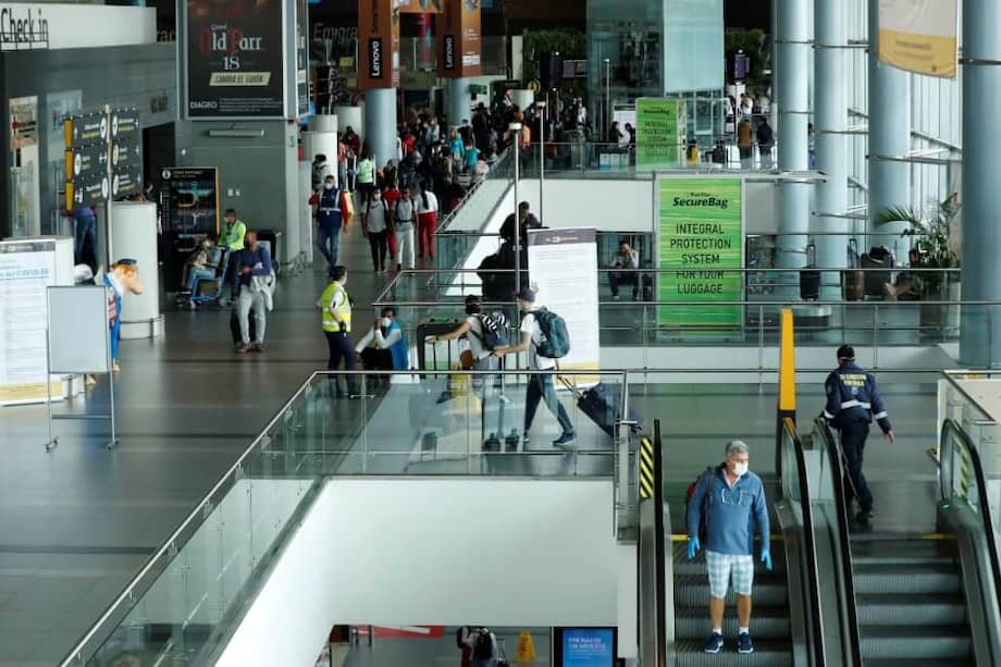 Vista general de uno de los sectores del aeropuerto internacional El Dorado este sábado, en Bogotá (Colombia). / EFE