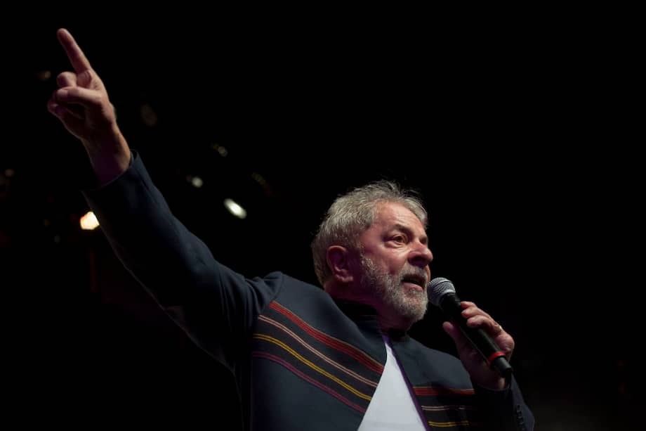 El fallo de hoy contra el expresidente brasileño Luiz Inácio Lula da Silva puede anular su candidatura presidencial. / AFP