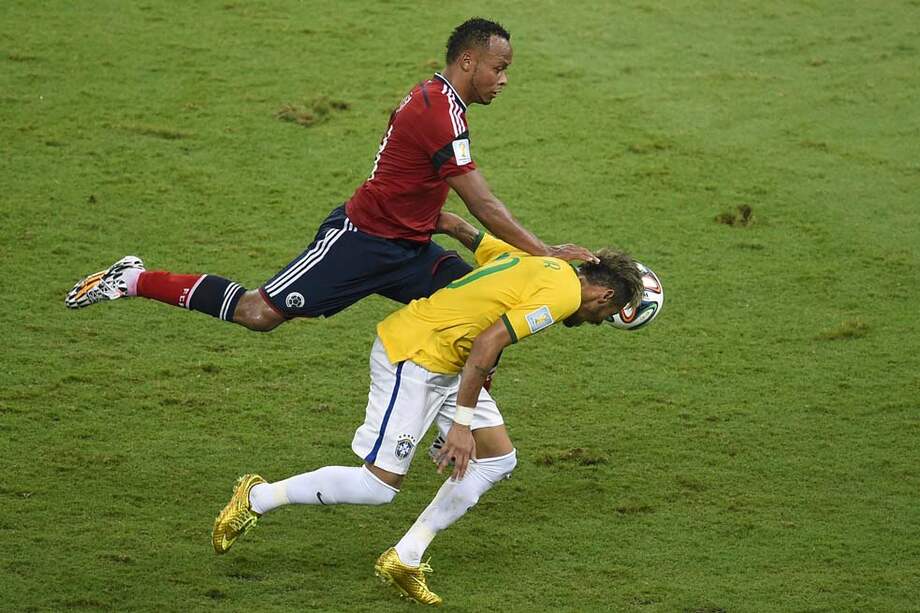 El golpe de Camilo Zúñiga (de rojo) contra Neymar sucedió al minuto 86 del partido de cuartos entre Brasil y Colombia, jugado en el estadio Castelão , de Fortaleza. / AFP