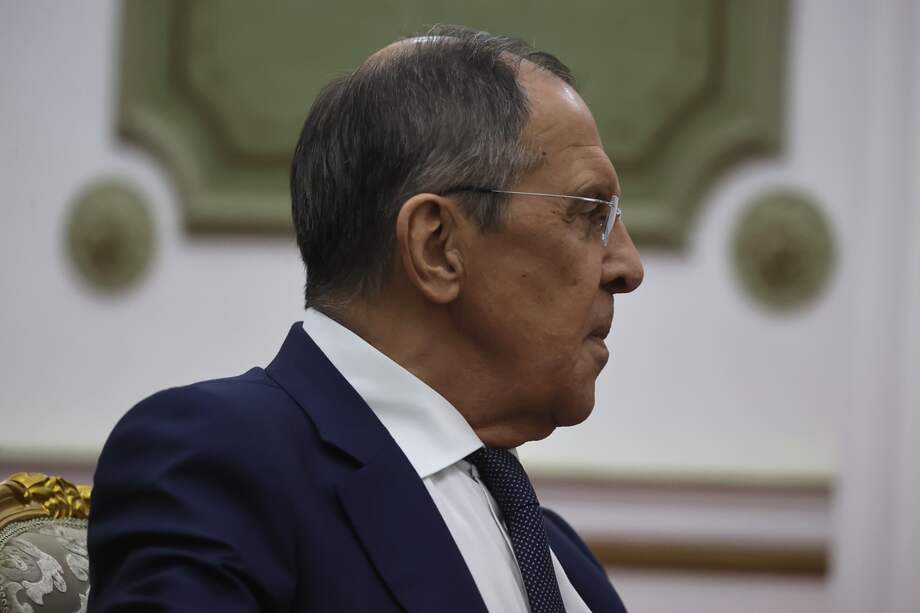 AME2405. CARACAS (VENEZUELA), 18/04/2023.- El canciller ruso, Serguéi Lavrov, se reúne con el presidente de Venezuela, Nicolás Maduro, hoy, en Caracas (Venezuela). Lavrov llegó este martes a Caracas, tras una visita a Brasil, para reunirse con funcionarios del Gobierno y con el presidente Nicolás Maduro, quien adelantó que, entre otros temas, conversarán sobre la cooperación bilateral y la presencia de Rusia en Latinoamérica y el Caribe. EFE/ Miguel Gutiérrez