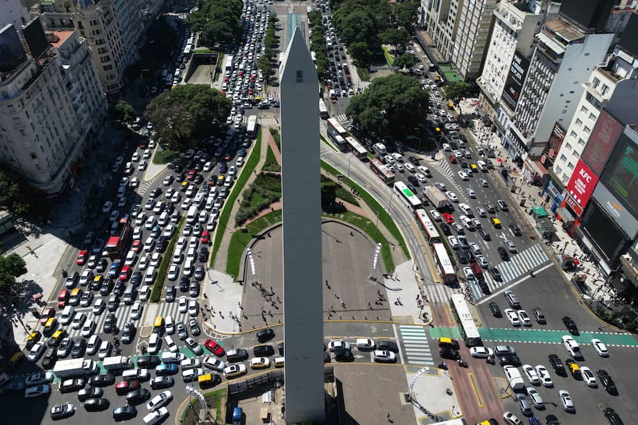 Vista aérea que muestra un atasco de tráfico a lo largo de la Avenida 9 de Julio debido a un corte de energía en Buenos Aires el 5 de marzo de 2025.