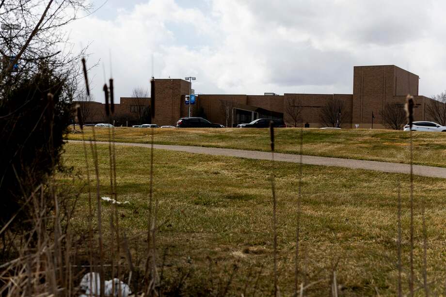 Las autoridades hacen presencia tras el tiroteo en el Templo Israel, en West Bloomfield, Michigan (Estados Unidos).
