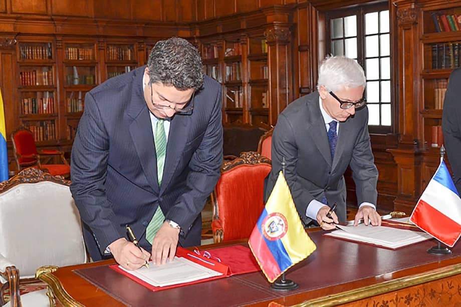 El acuerdo de inversión lo firmaron, el 10 de julio de 2014, el entonces ministro de Comercio, Santiago Rivas; y el embajador de Francia, Jean-Marc Laforêt. / Ministerio de Comercio.