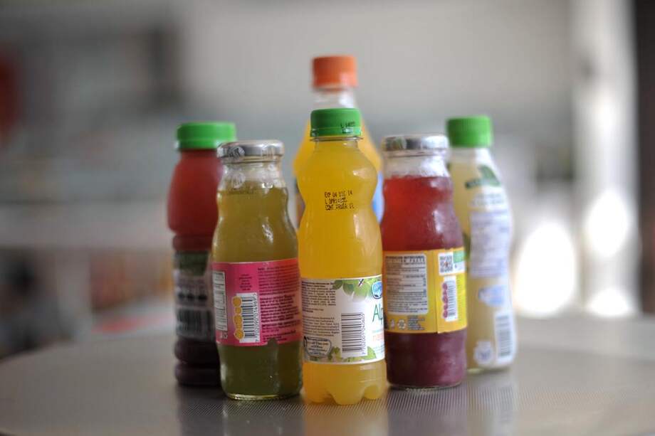 Ya en 2016, el Invima suspendió imágenes e información de la página web de Postobón por promocionar los productos Hit con expresiones como “hechos de fruta” y “todo el poder y el sabor de la fruta en una botella”, que hoy siguen usando. / Archivo El Espectador