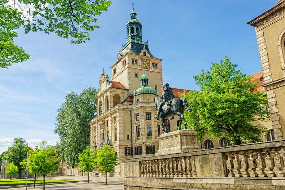 Vista de la calle en la estatua de Luitpold Prinzregent y el Museo Nacional de Baviera (Bayrisches Nationalmuseum Munich).