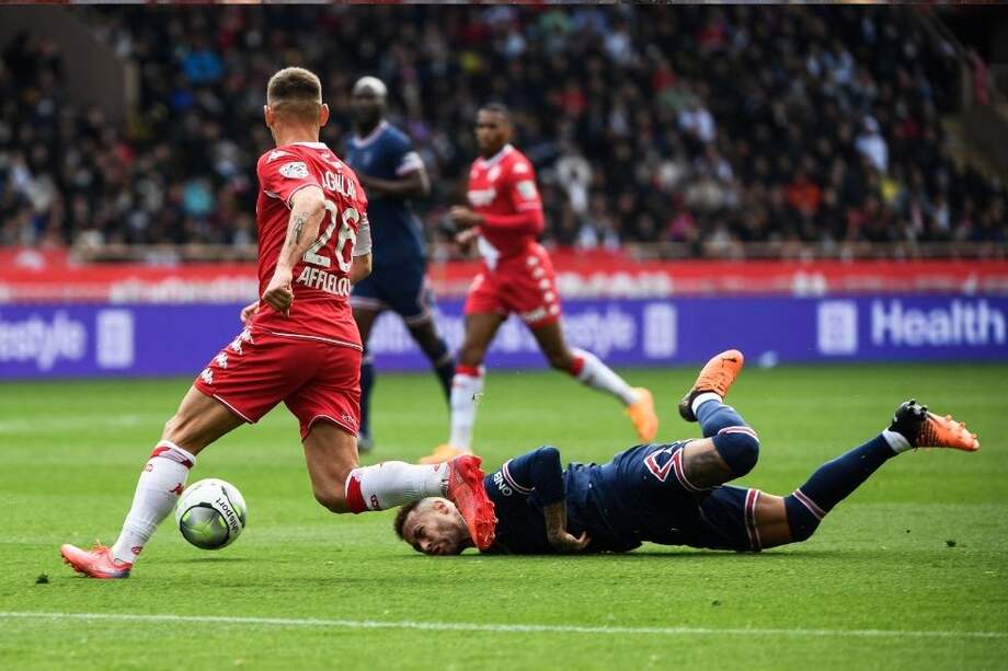 Neymar, que pretendía marcar al volante de Mónaco, terminó en el piso.