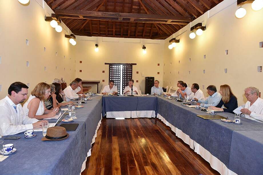 El presidente Juan Manuel Santos reunió en Cartagena al nuevo equipo de conversaciones de paz con el Eln, antes de partir a Ecuador. / SIG - Presidencia