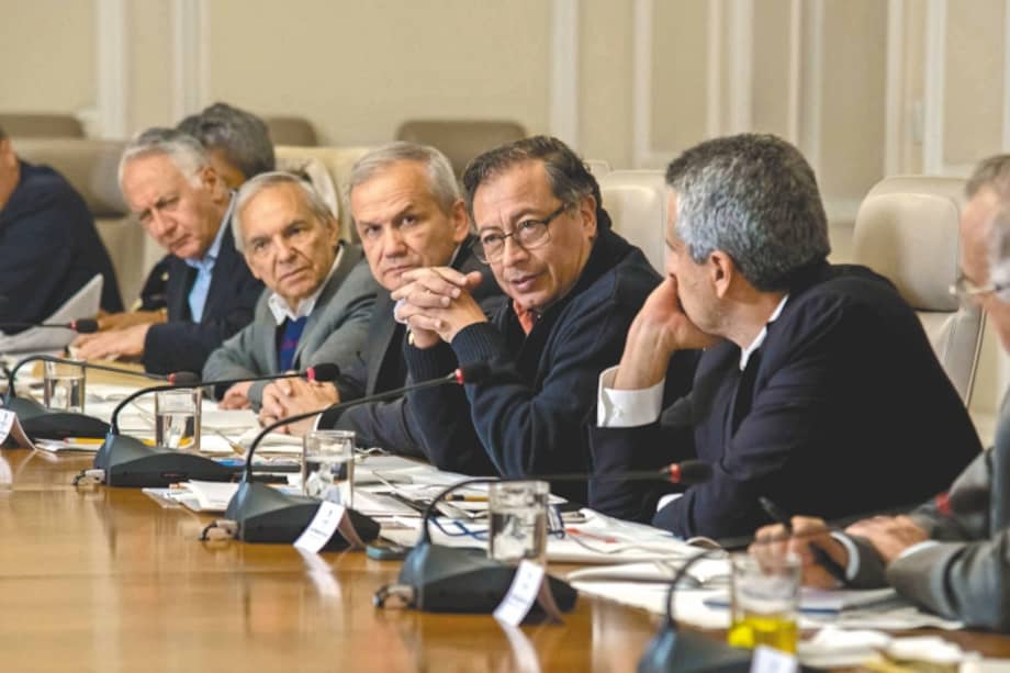 Gustavo Petro con el director del Dapre, Carlos Ramón González y algunos de sus ministros.