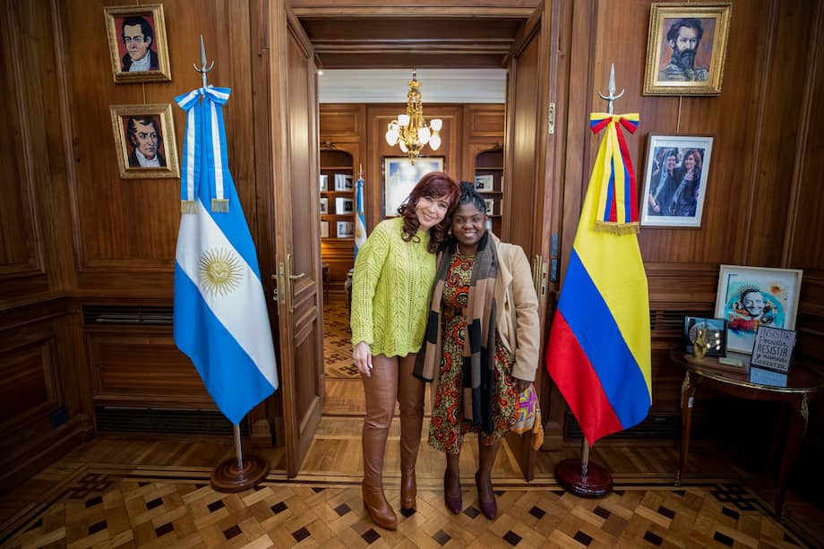 Fotografía cedida por la oficina de prensa de la expresidenta de Argentina Cristina Fernández donde se ve a Fernández (i) posando con la vicepresidenta electa de Colombia Francia Márquez hoy, en Buenos Aires (Argentina).