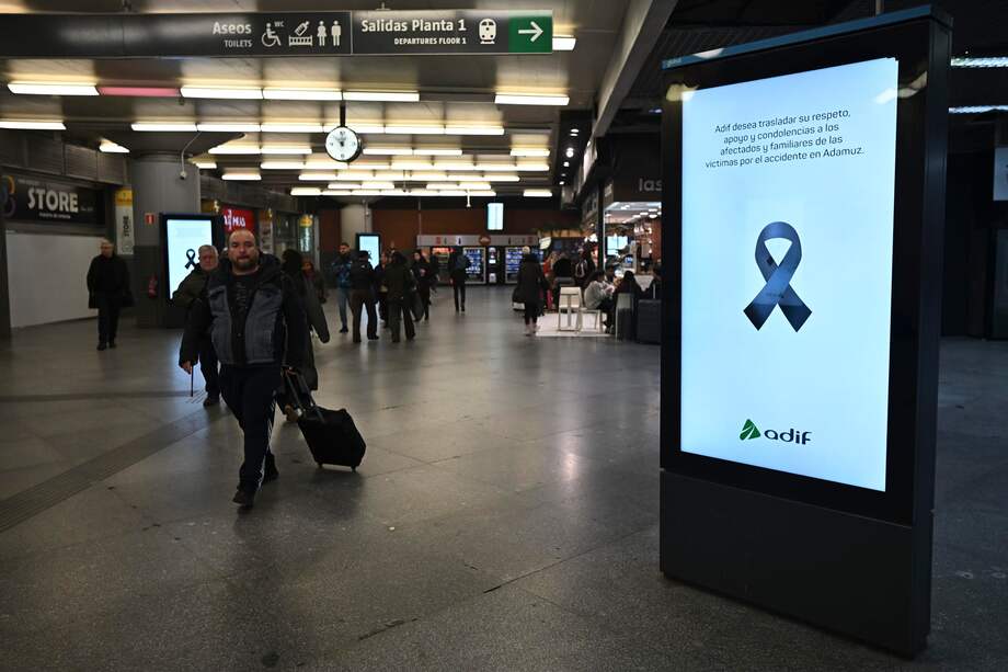 MADRID, 20/01/2026.- Crespón negro una de las pantallas informativas de la estación de Atocha en Madrid este martes, donde se ha guardado un minuto de silencio por las víctimas del accidente de Adamuz del domingo. El número de víctimas mortales se eleva ya a 41, indicaron a EFE fuentes de la investigación. EFE/Fernando Villar