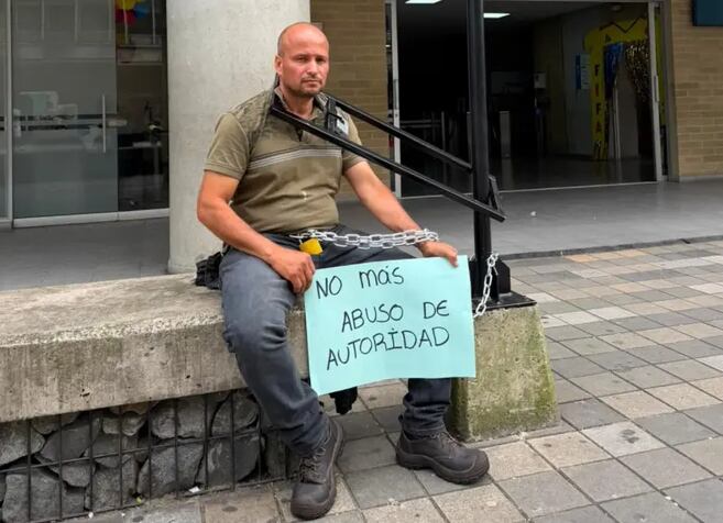 Comerciante completa seis días encadenado frente de la Alcaldía de Caldas, ¿por qué?