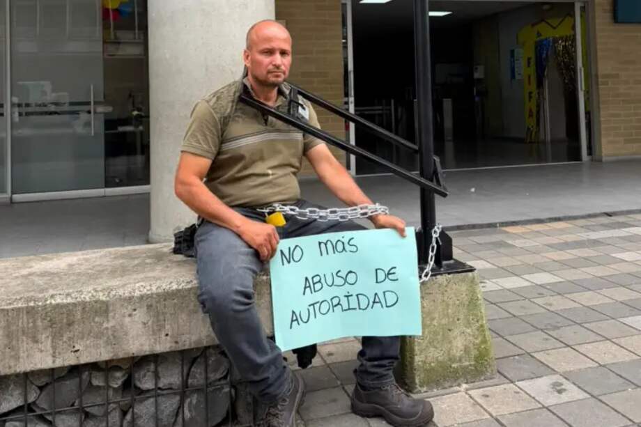 El comerciante exige que se revise el procedimiento que terminó con el cierre temporal de su negocio de repuestos para motocicletas.