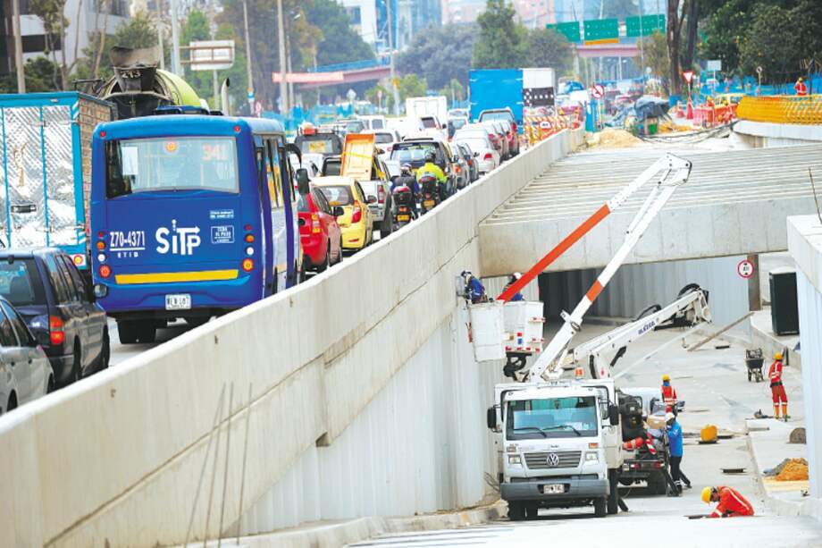 Más de 200 personas trabajan las 24 horas del día para habilitar los corredores viales el 22 de marzo. / Cristian Garavito - El Espectador