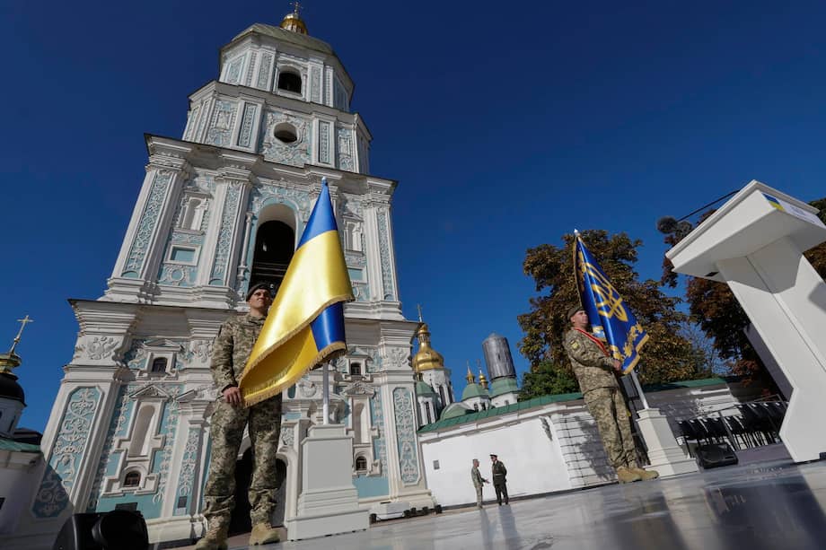 Militares ucranianos sostienen banderas cerca de la Catedral de Santa Sofía, en Kiev (Ucrania), este 24 de agosto de 2026, en medio de la invasión rusa que continúa.