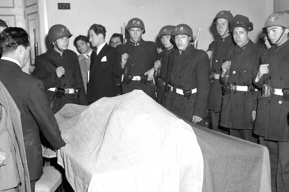 Policías resguardan el cuerpo del representante liberal Gustavo Jiménez. / Archivo El Espectador