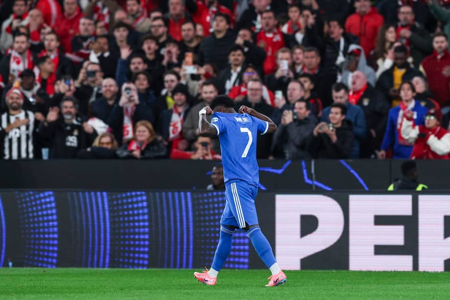 Vinicius Jr. celebrando su gol contra Benfica durante el partido de ida de los playoffs de la UEFA Champions League este martes 17 de febrero de 2026 en el estadio Da Luz de Lisboa, Portugal.