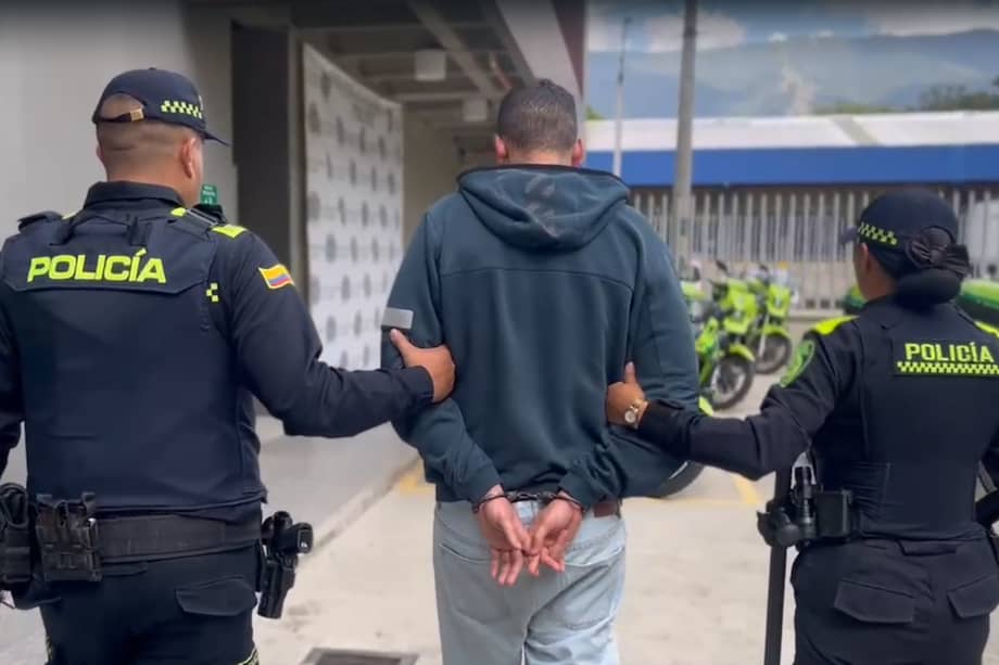 El extranjero contactó a las menores de edad por redes sociales.