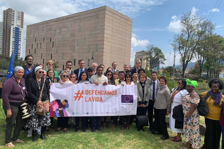Líderes sociales con los embajadores durante la jornada de siembra de árboles en el Centro de Memoria, Paz y Reconciliación, en marzo pasado. / Fotos: archivo particular