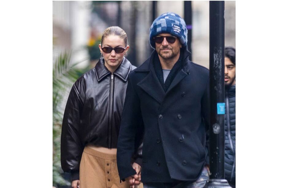 Con 'paparazzi' incluido, así fue el romántico paseo de Bradley Cooper y Gigi Hadid. El actor llevaba las zapatillas que le regaló la modelo, cuyo valor oscile entre los mil y dos mil euros.