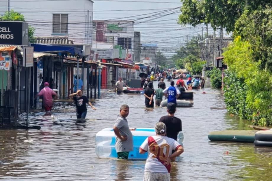 Ante la emergencia provocada por las fuertes lluvias y los recientes robos en viviendas, se decretó toque de queda nocturnos en varios sectores de la ciudad.