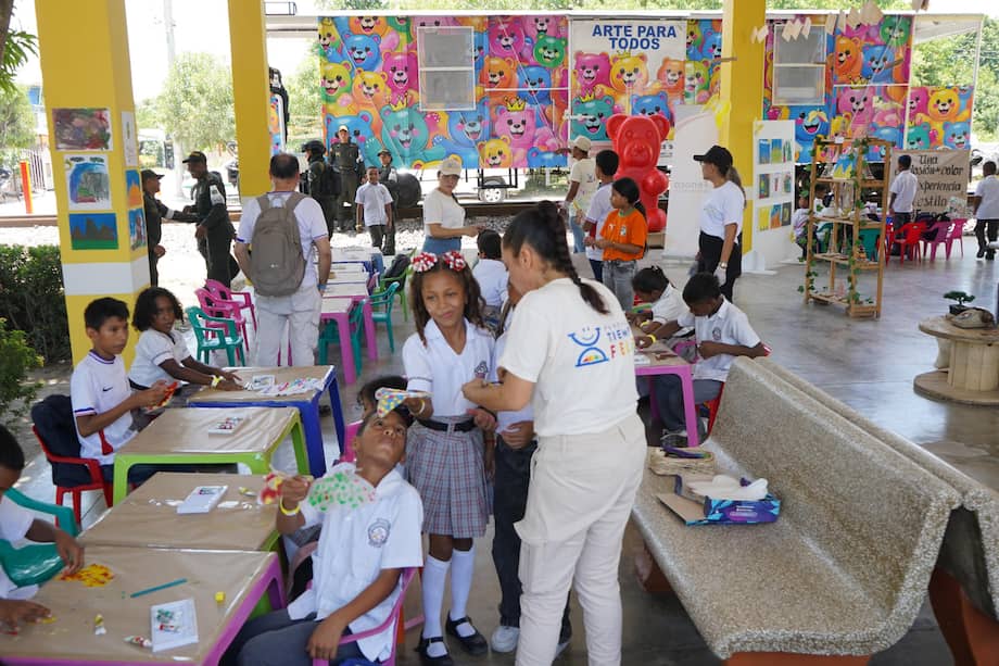 Fotografía del 20 de agosto de 2026 que muestra a niños jugando durante una de las clases organizadas por la compañía Ferrocarriles del Norte de Colombia (Fenoco), en Aracataca (Colombia).